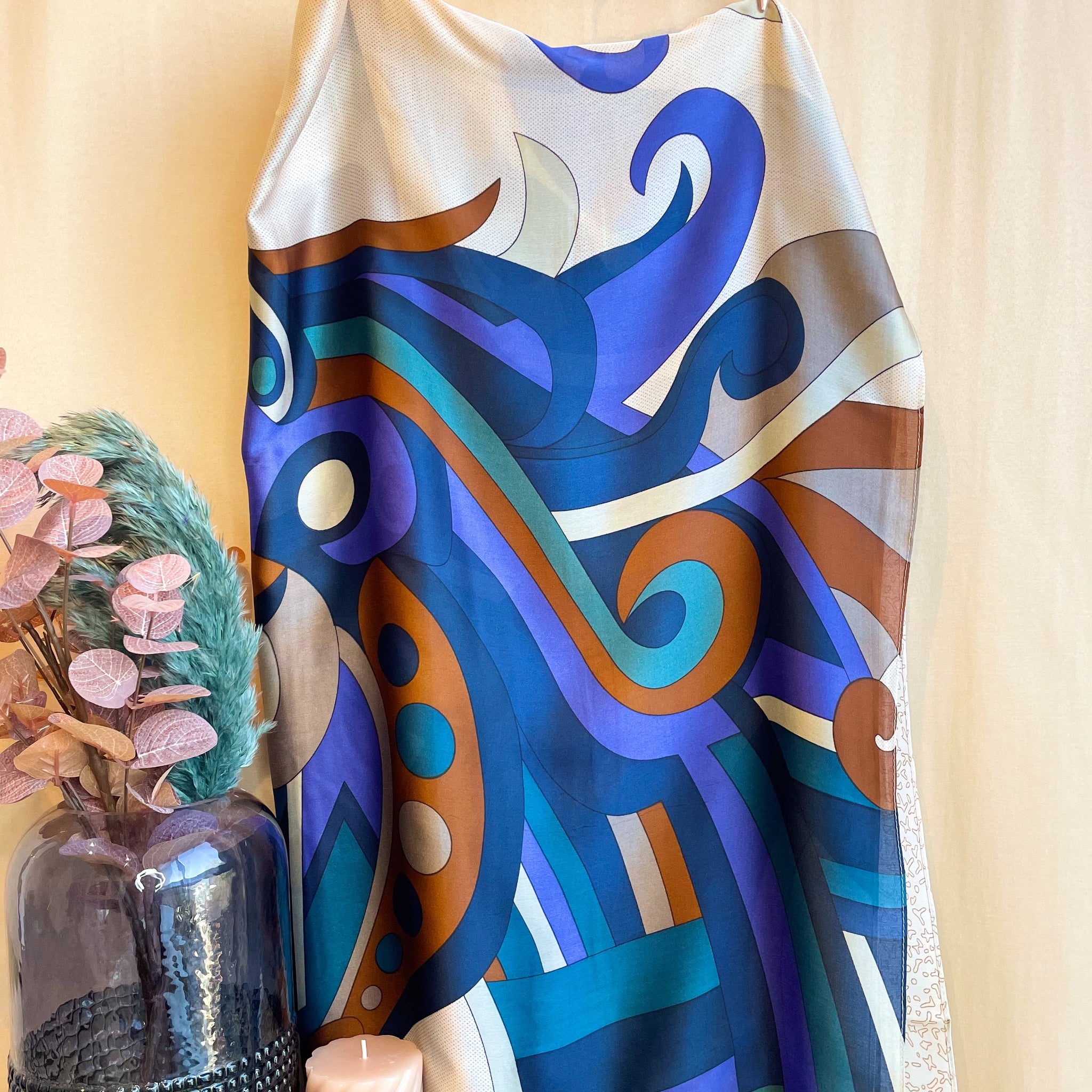 Châle "BLUE HALO" effet soie à motifs