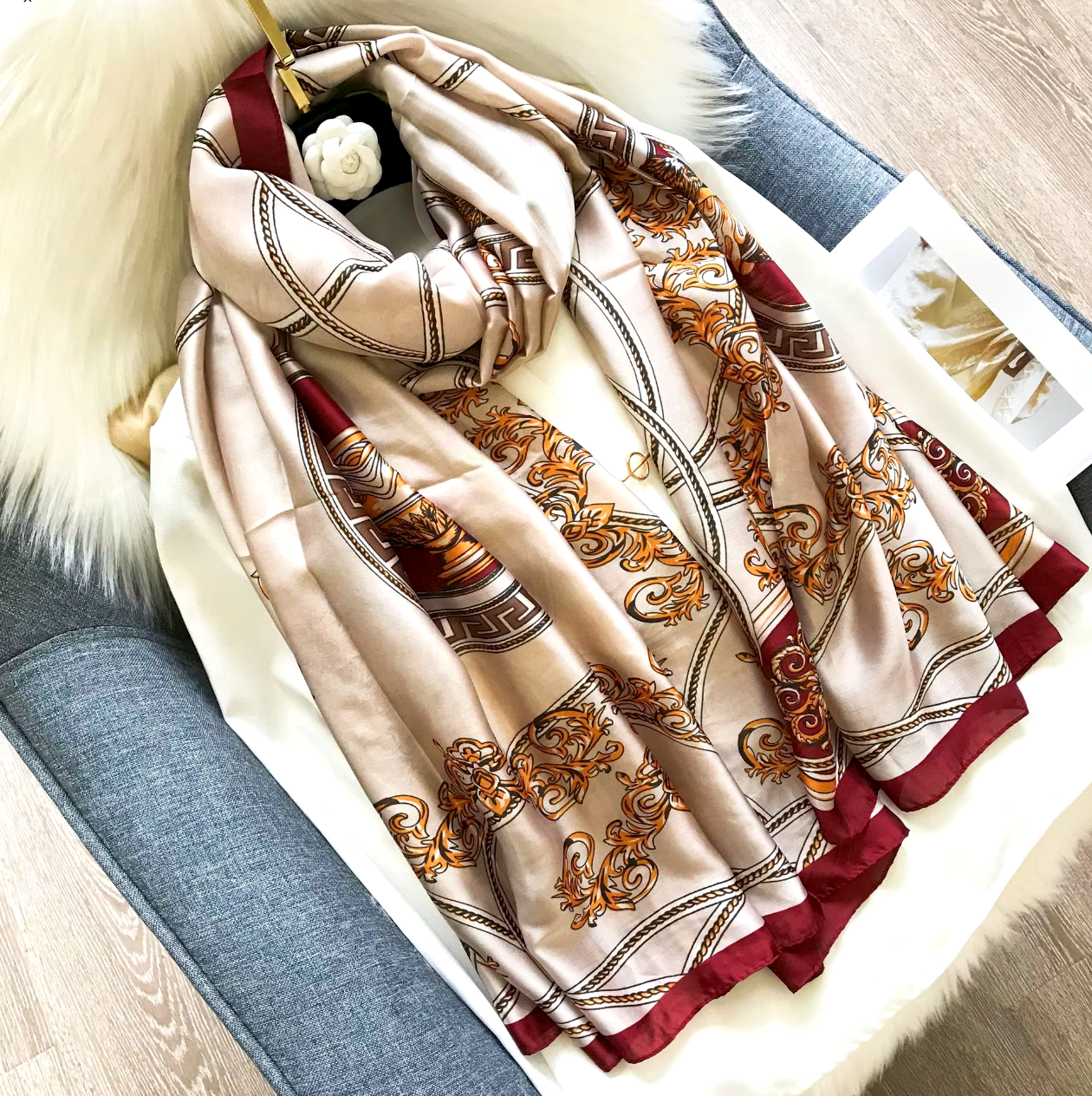 Châle "BROWN VERSACE" effet soie à motifs