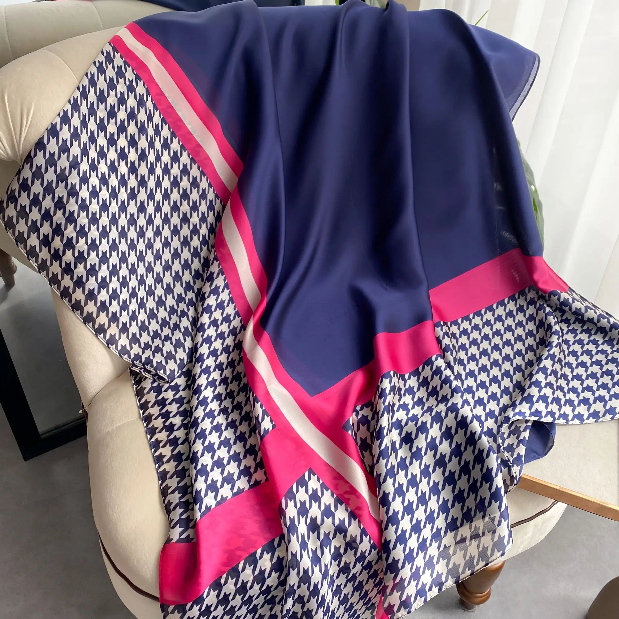 Châle "IRIS" effet soie à motifs