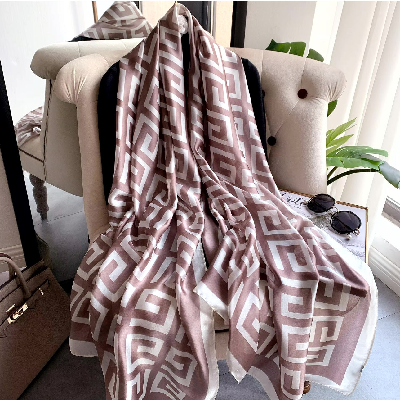 Châle "CAMEL FENDI" effet soie à motifs