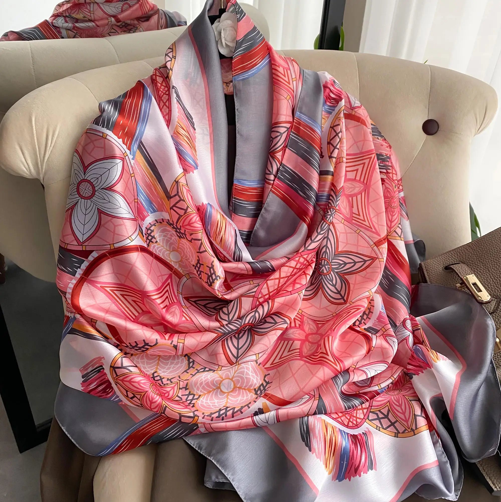 Châle "PINK STAR " effet soie à motifs