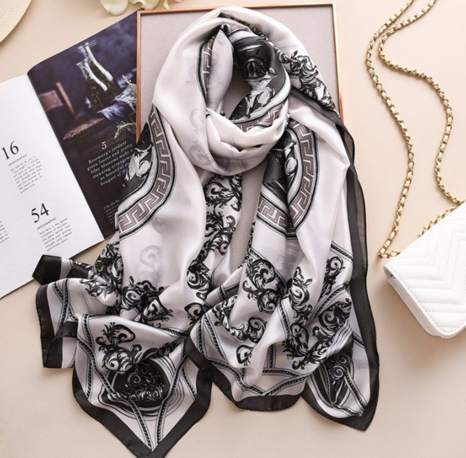 Châle "VERSACE" effet soie à motifs
