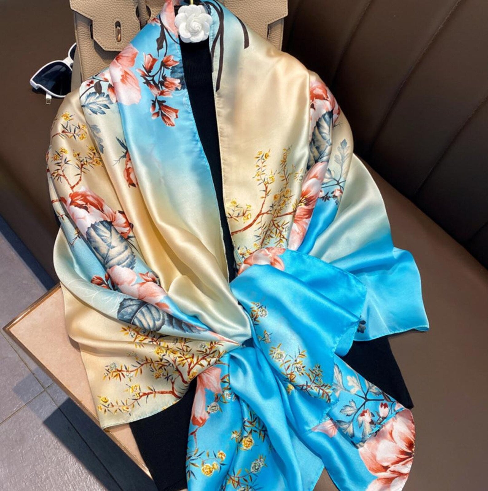 Châle "PARADIS" effet soie à motifs