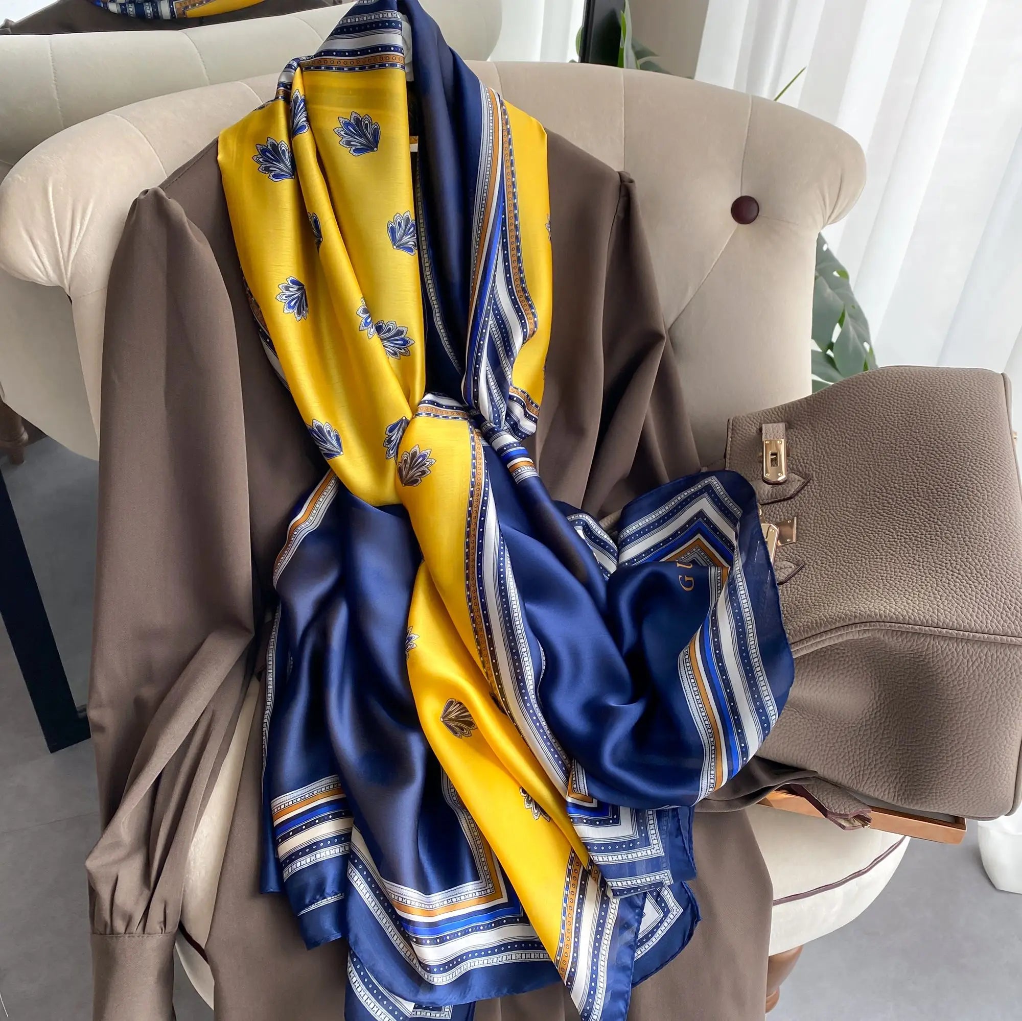 Châle "PAIX CITRON " effet soie à motifs