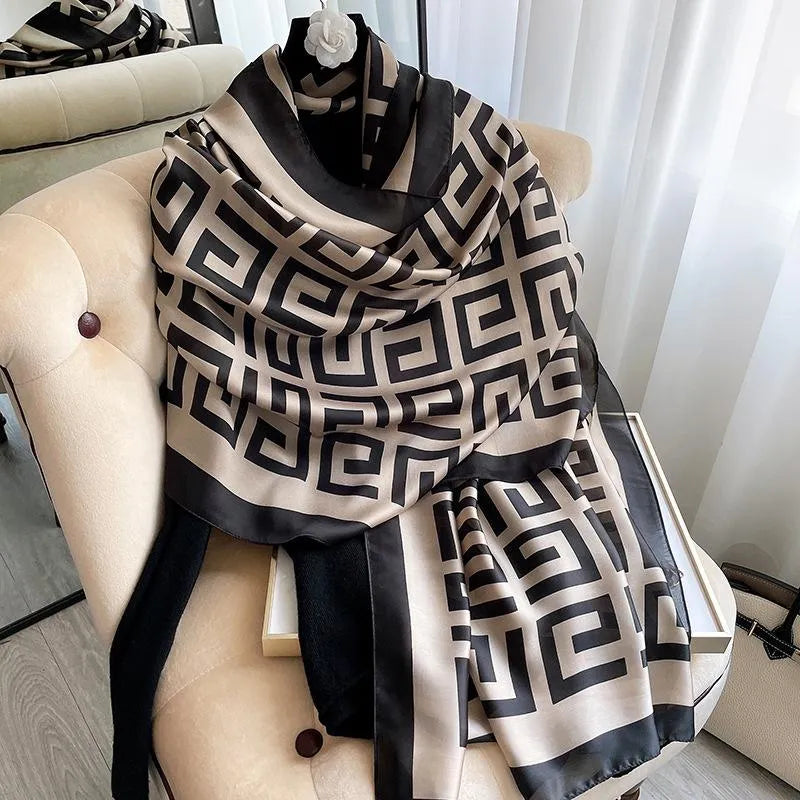 Châle "FENDI" effet soie à motifs